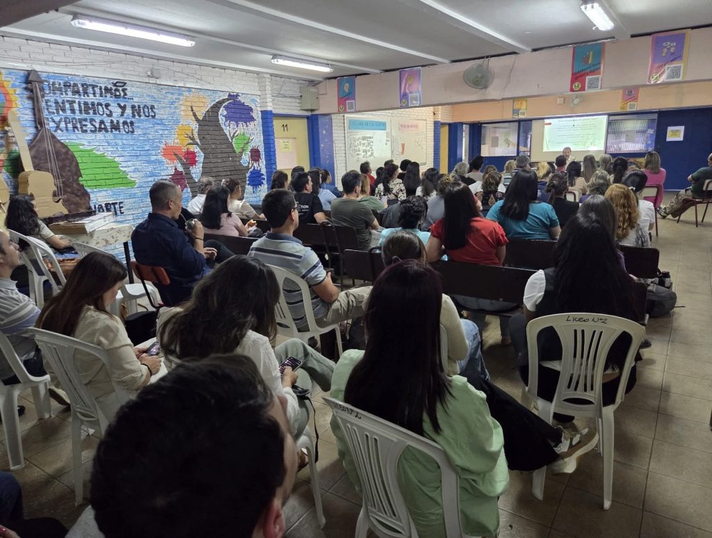 Pablo Romero - Educar en la era de la incomunicación - Reflexiones a raíz de la serie Adolescencia - 10 de noviembre de 2025 en el liceo 2 de la ciudad de Salto - Fuente foto Diario Cambio