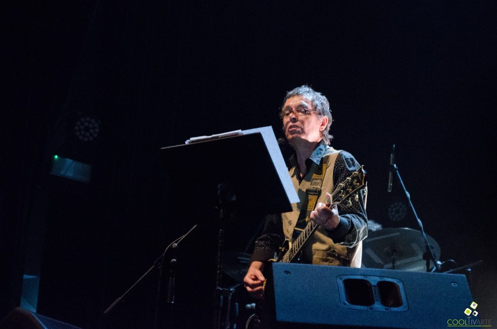 Fernando Cabrera y Bolsa de nylon en la rama de un árbol – Sala Zitarrosa 13 de abril 2024 Foto por Rossana Gaudioso