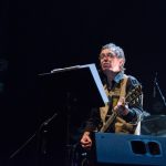 Fernando Cabrera y Bolsa de nylon en la rama de un árbol – Sala Zitarrosa 13 de abril 2024 Foto por Rossana Gaudioso