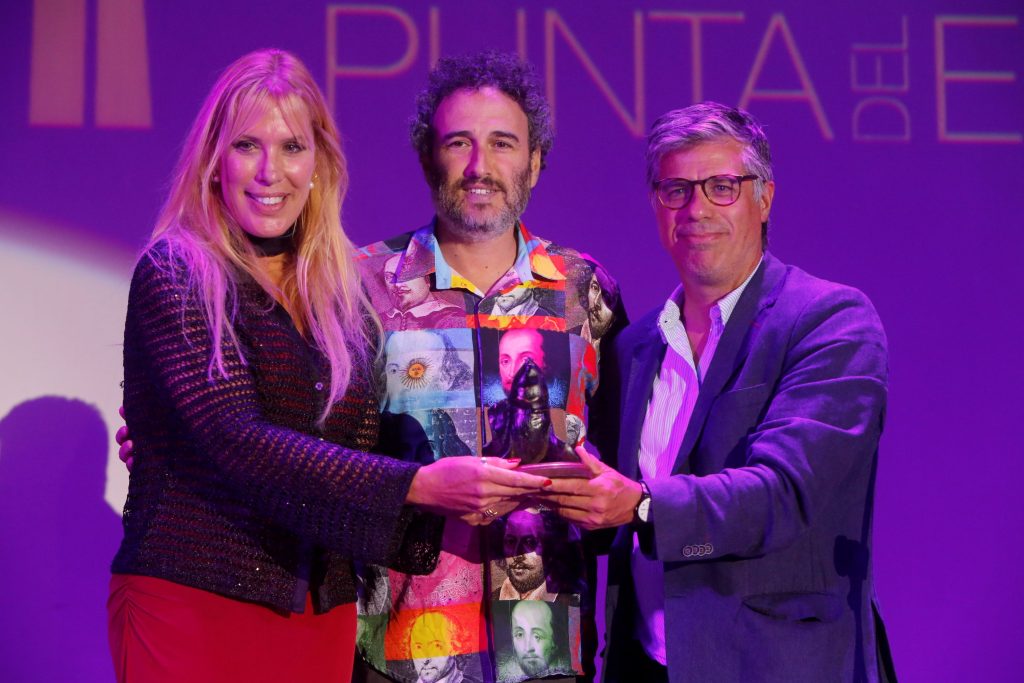 Mariana Sagasti productora y guionista, Daniel Werner, productor y codirector del film Buscando a Shakespeare Premio del Público al mejor documental con el prof. Valentín Trujillo, 28° FICPunta