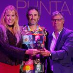 Mariana Sagasti productora y guionista, Daniel Werner, productor y codirector del film Buscando a Shakespeare Premio del Público al mejor documental con el prof. Valentín Trujillo, 28° FICPunta