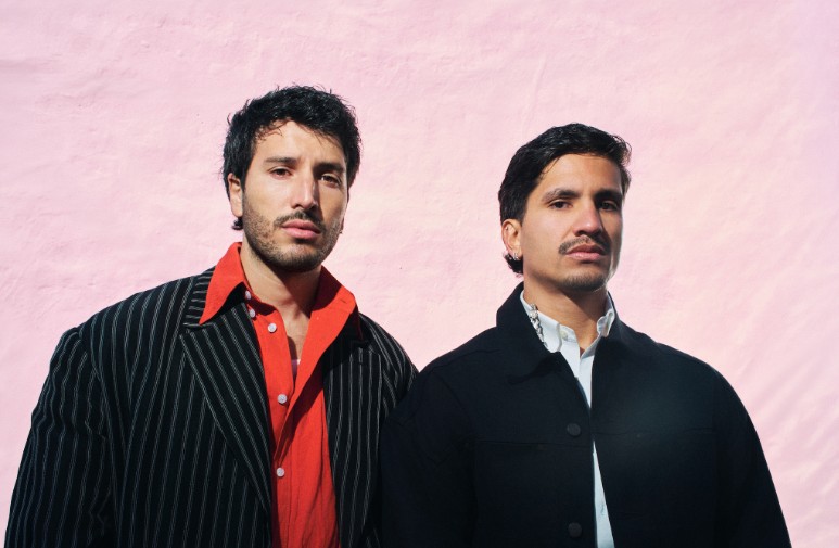 SEBASTIÁN YATRA ESTRENA “CUCARACHEO”, UN MANUAL PARA SOBREVIVIR AL DESAMOR, ENTRE AMIGOS