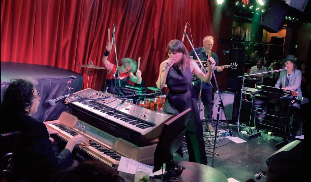 Escoltando a Nuestro Héroe Nacional en el Club Bebop de Buenos Aires.Fotografía: Ada Moreno