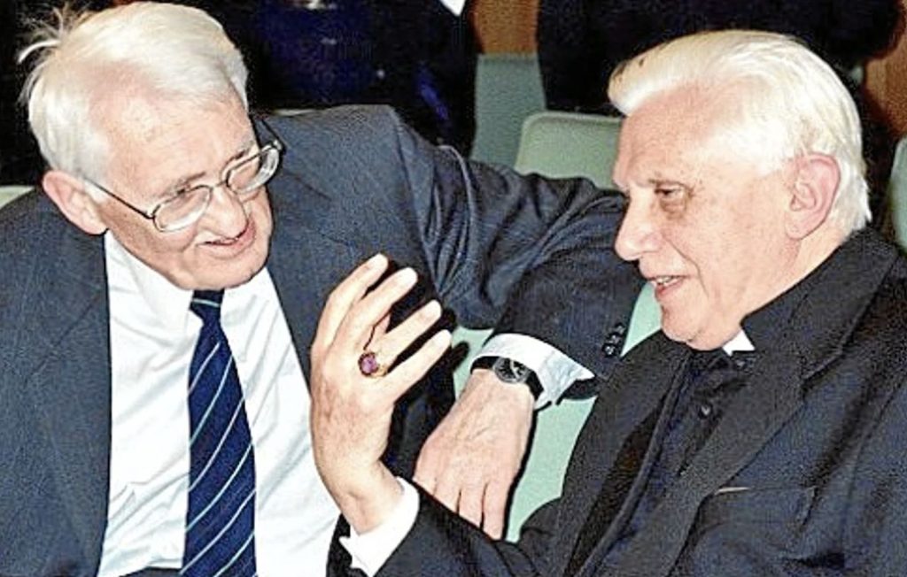 Cuando Habermas se sentó frente a Ratzinger. Crónica de una conversación improbable por Eduardo Infante