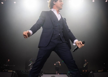 DAVID BISBAL SORPRENDE CANTANDO 'VIVIR ASÍ ES MORIR DE AMOR'