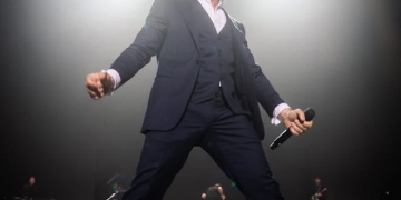 DAVID BISBAL SORPRENDE CANTANDO 'VIVIR ASÍ ES MORIR DE AMOR'