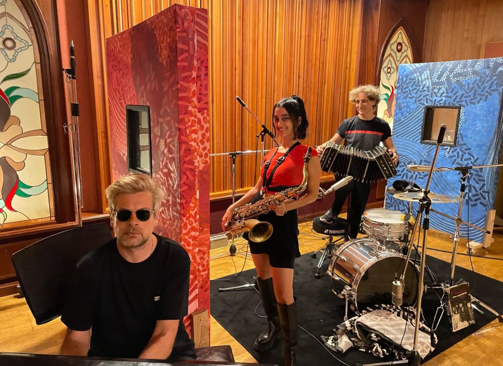 En el Estudio Panda, cuando con Michelle registramos algunos tracks del álbum Disque Bleu (2025) de Benjamin Biolay, a pura bossa-nova y chanson française.Fotografía: Thierry Planelle. 