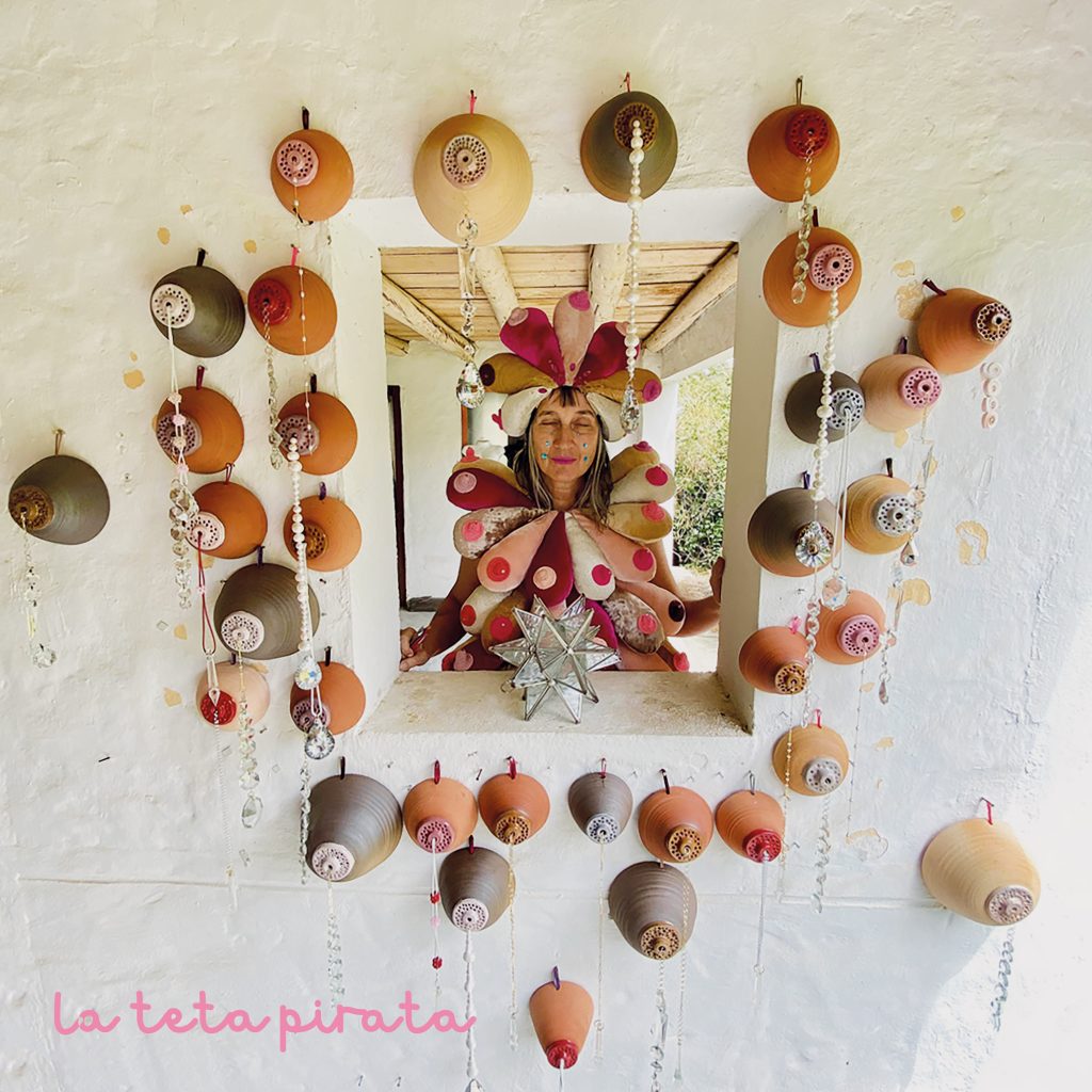 Aterciopelados Presenta “La Teta Pirata”, un canto a la enfermedad como oportunidad creativa.