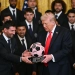 La polémica imagen de Leo Messi con Donald Trump. (EFE)