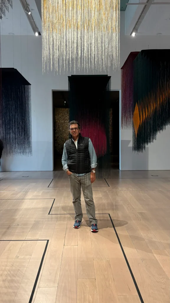 Olga de Amaral - Cuando la materia supera a la curaduría por Daniel Benoit Cassou