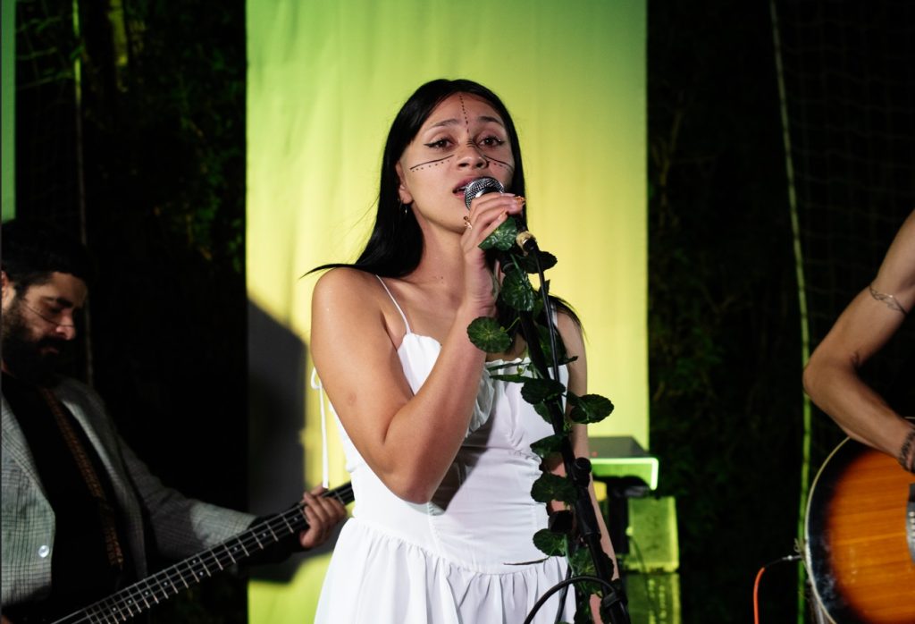 Se llama El Niño Descalzo by Carlos Martínez Márquez - Foto Martina Carrizo