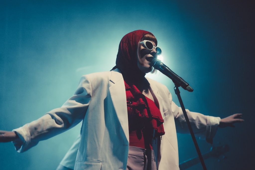 BONI estrena la versión en vivo de "Plot Twist", nuevo single