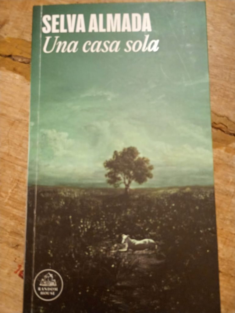 Nosotros, siempre orejanos - Una casa sola, de Selva Almada - Penguin Random House - 2026 por Edh Rodríguez