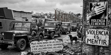 Mucha tropa riendo en las calles